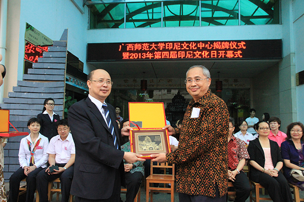 双方互赠纪念品