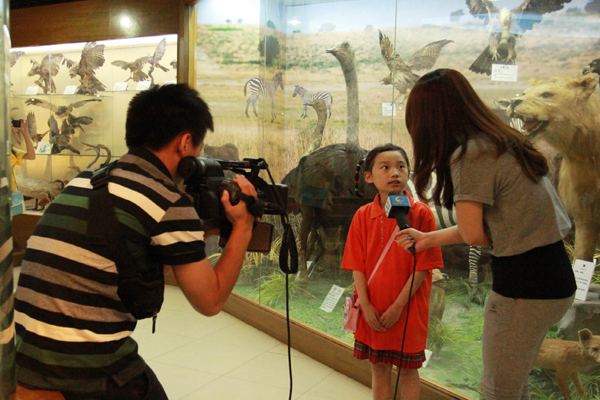 参加游学的孤儿接受桂林电视台的采访