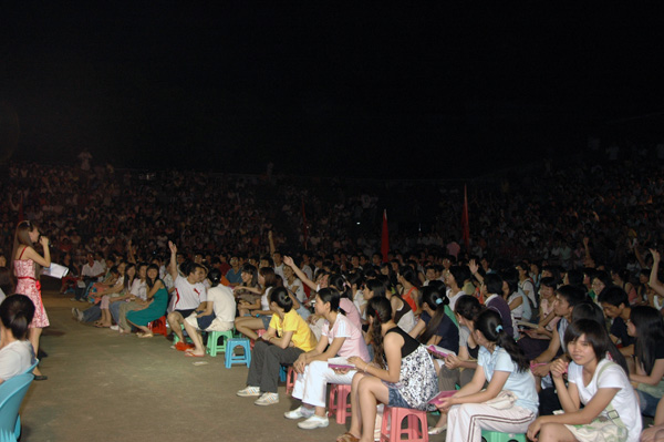 场下观众踊跃抢答                    </div></div></article>
                    </div>
                    <div id=