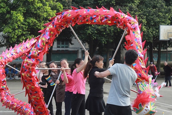 麦岭中学师生在研支团黄鹏指导下成功舞起了大龙