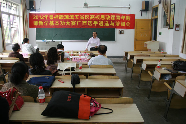 培训会上，唐善茂教授作总结讲评（马克思主义学院供图）