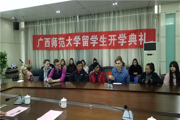 荷兰留学生新生代表尼克同学发言.jpg 荷兰留学生新生代表尼克同学发言.jpg