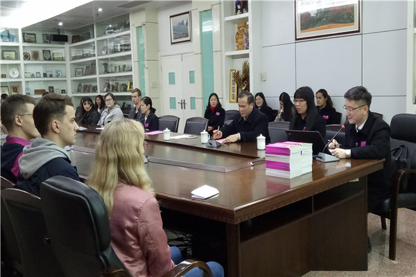 教师代表孟凡璧老师为留学生新生们致辞.jpg 教师代表孟凡璧老师为留学生新生们致辞.jpg