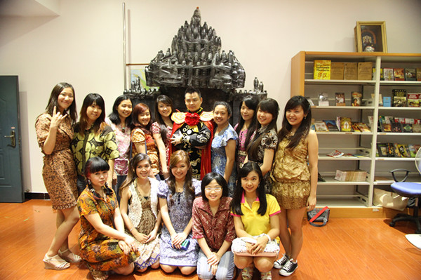 变脸王子与东盟学生们合影留念