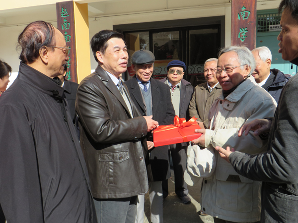 越南友好组织联合会副主席范文章给越南学校纪念馆赠送纪念品