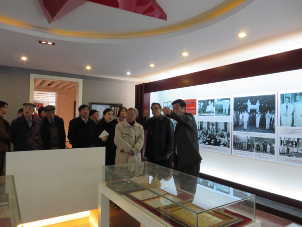 代表们认真参观越南学校纪念馆