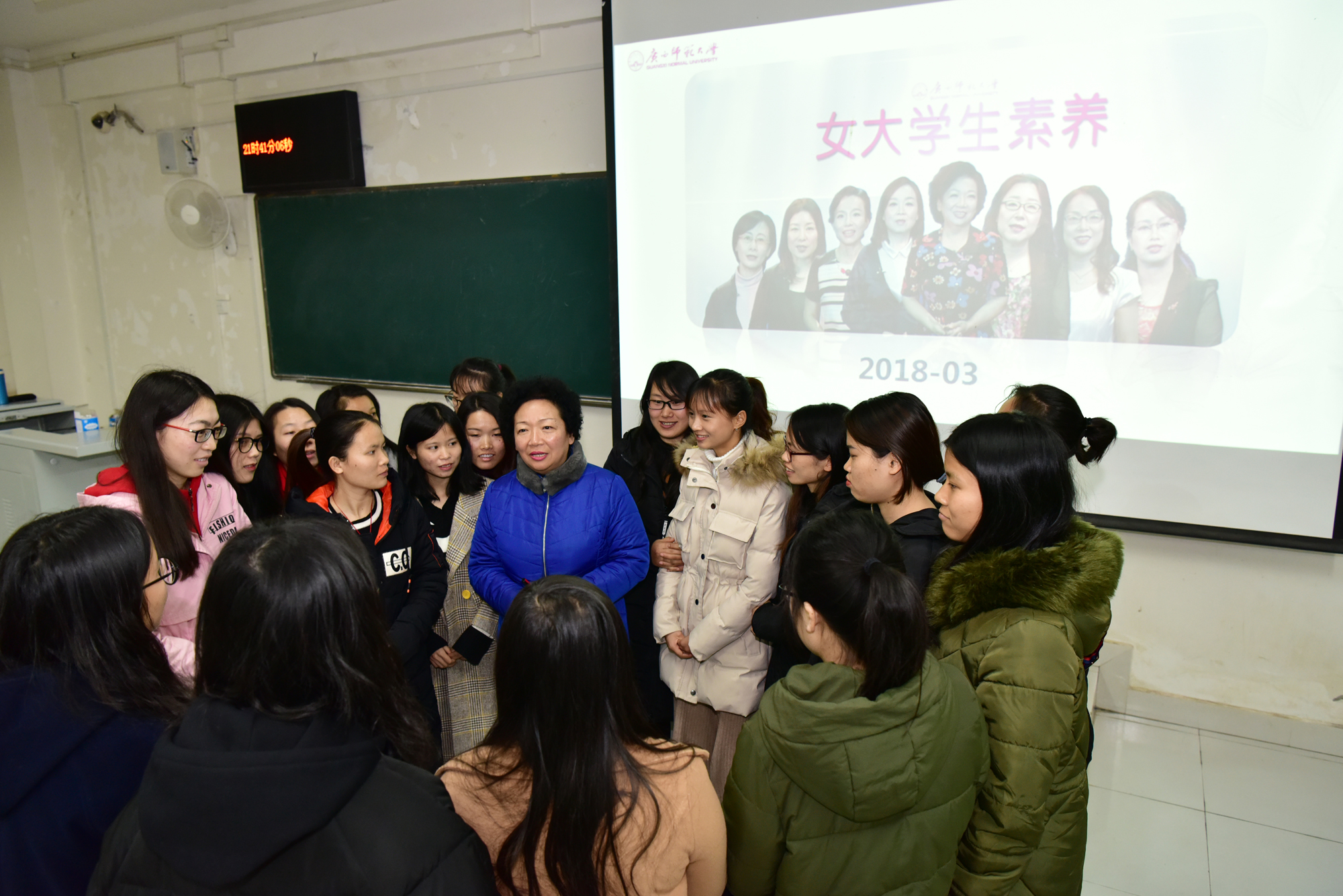 1 王枬教授与学生交流09.jpg