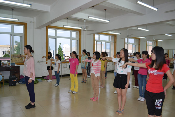 同学们学跳拉丁舞