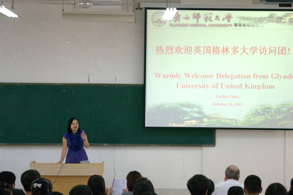 英国格林多大学国际中心主任童苹女士在解答同学们的提问