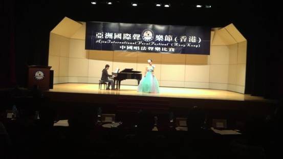 胡春霞同学在演唱