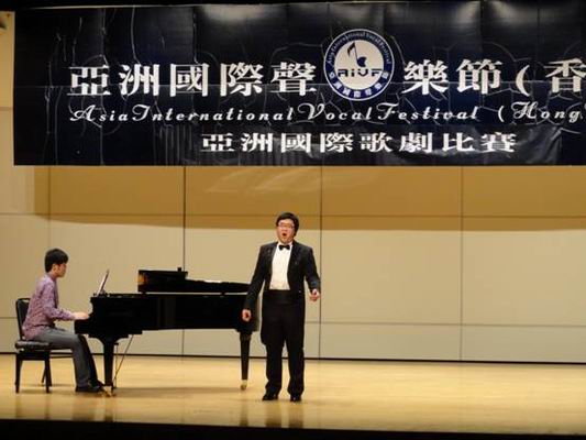 黄威杰同学在演唱