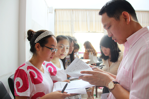 老师们抽签后向志愿者确认信息