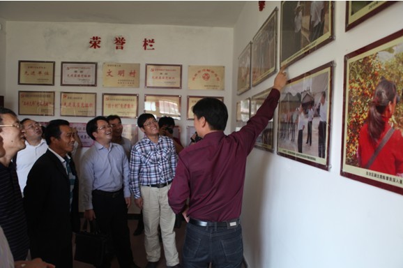 学院一行参观新农村荣誉室