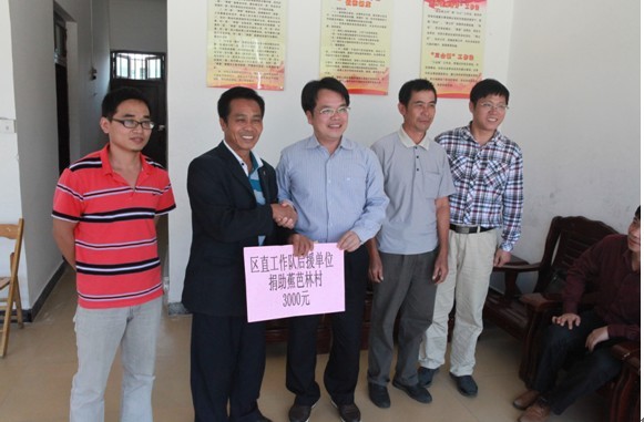 数学科学学院作为后援单位向蕉芭林村捐助3000元用于清洁田园建设