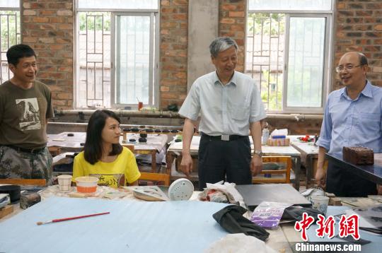 5月23日，北京师范大学原校长、中国教育学会会长钟秉林教授（右二）在漓江学院艺术教学实践基地考察