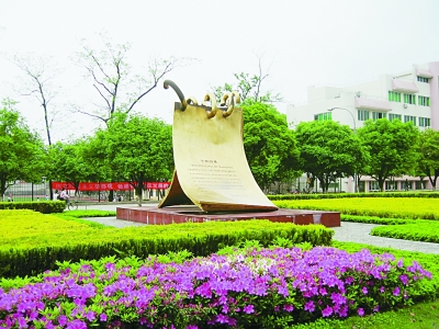 4 广西师范大学校史雕塑。王董摄光明图片.jpg 4 广西师范大学校史雕塑。王董摄光明图片.jpg