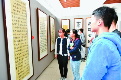 3广西师范大学举行“学习贯彻十九大 共筑中国梦”师生作品展。王董摄光明图片.jpg 3广西师范大学举行“学习贯彻十九大 共筑中国梦”师生作品展。王董摄光明图片.jpg