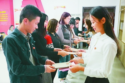 2 广西师范大学学生交换自制的十九大主题宣传品。王董摄光明图片.jpg 2 广西师范大学学生交换自制的十九大主题宣传品。王董摄光明图片.jpg