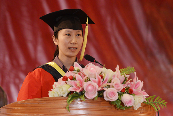 计算机科学与信息工程学院吴璟莉教授代表全体教师向毕业生们送上最真挚的祝福和殷切的希望