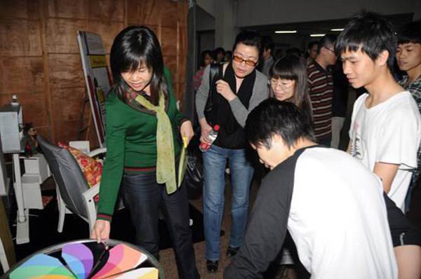 展出作品创意十足，吸引大家驻足