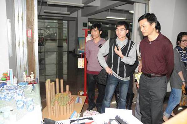 老师和同学们参观展出的艺术作品