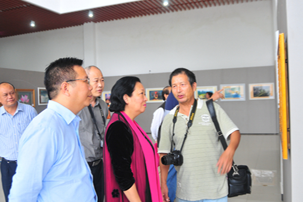 王枬书记与覃卫国副校长在认真观看摄影作品展