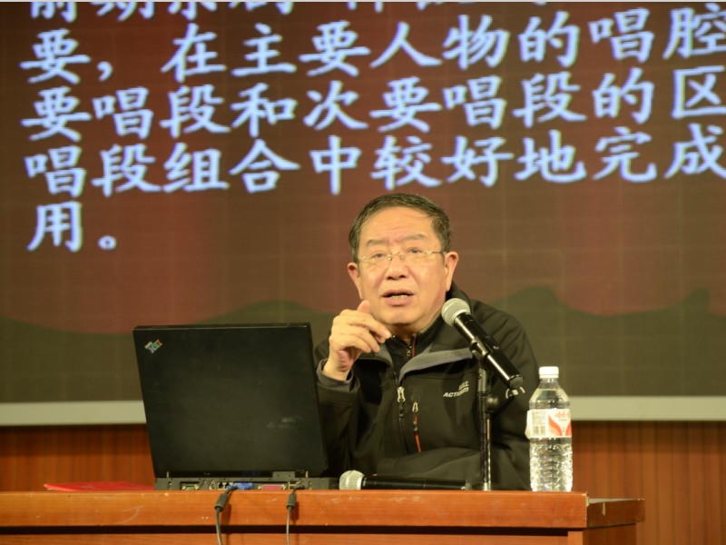 戴佳枋教授在作讲座