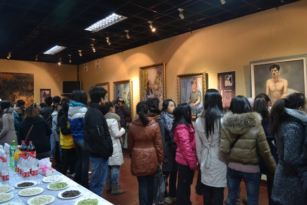 我校师生驻足欣赏美术学院教师油画作品