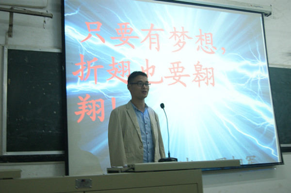 罗相军在和同学们分享心得