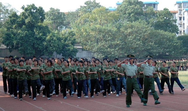 英姿勃发的军训队伍迈着矫健的步伐正步走过主席台，接受校领导和来宾们的检阅。
