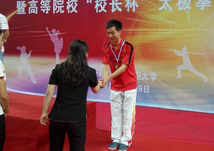 颁奖嘉宾为我校选手颁奖