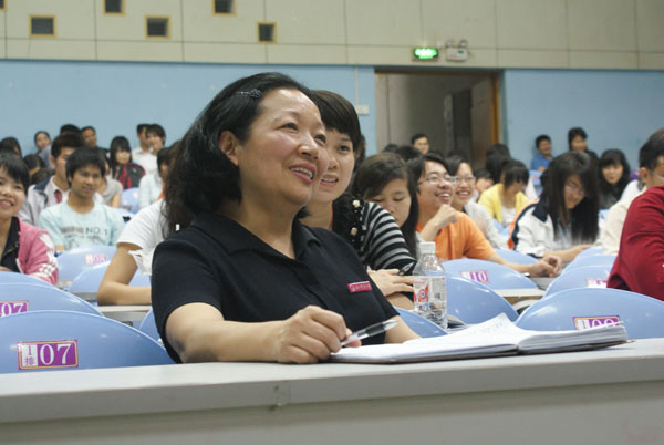 气氛活跃的演讲现场（学生记者 施大宁 万夏玲供图）