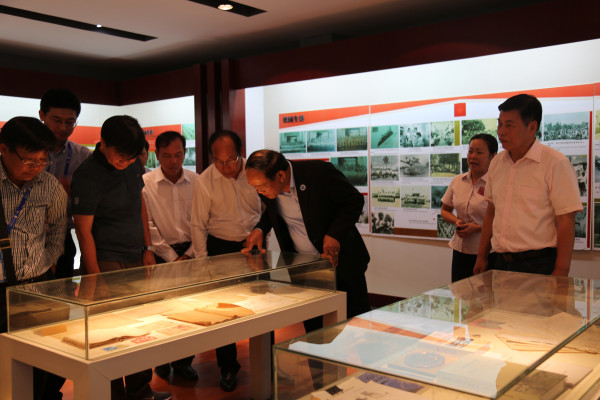 2-代表团参观纪念馆.jpg