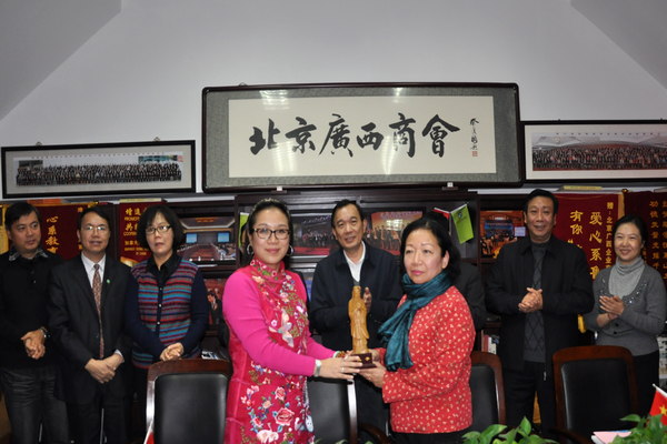 校党委书记王枬出席孔子铜像捐赠仪式