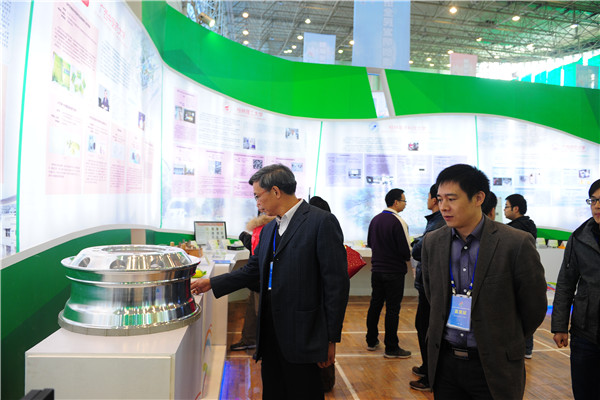 副校长钟瑞添、教育厅科研处处长傅源方到高校展厅进行指导