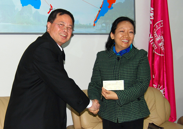 王枬书记代表学校接受捐助。