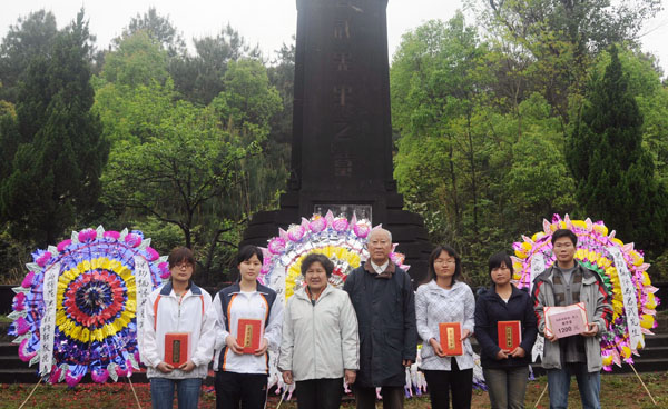 马桂芬夫妇与获奖学生合影。