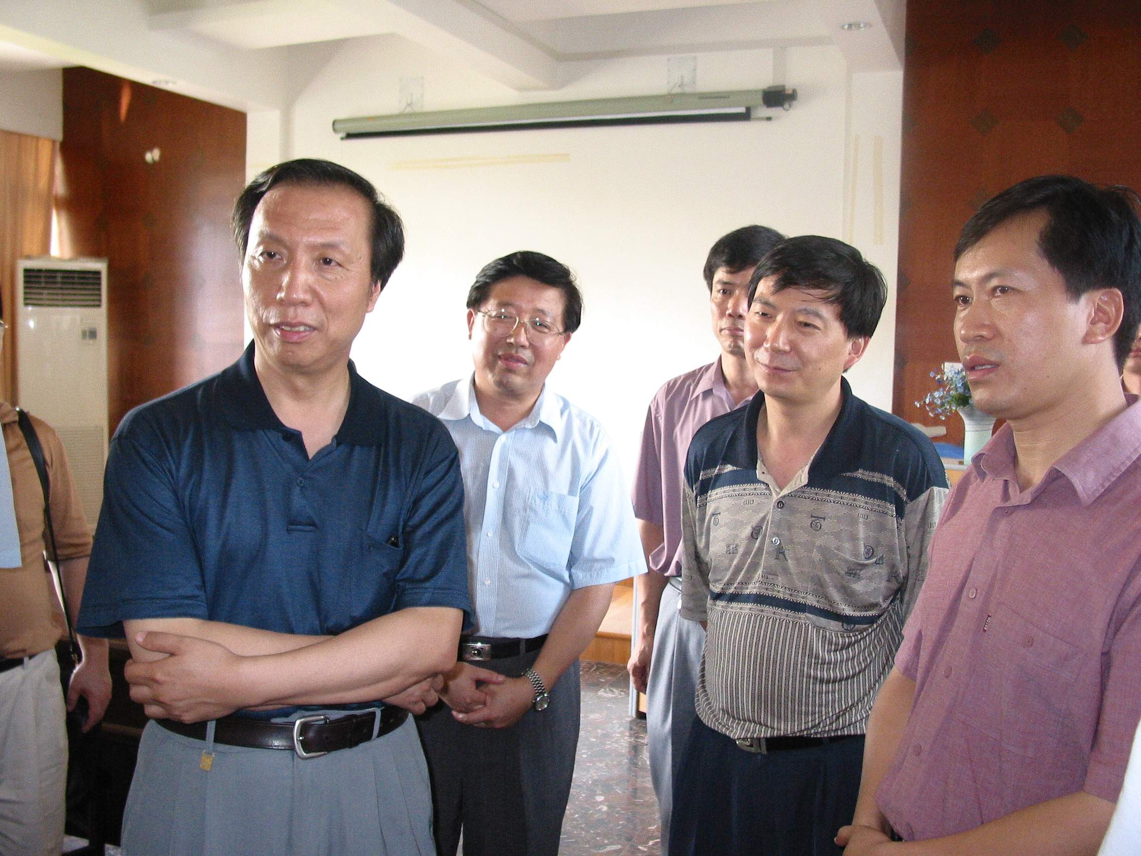 7月8日下午，教育部赵沁平副部长（左一）在自治区吴恒副主席（右二）等领导的陪同下到我校考察并指导工作。
