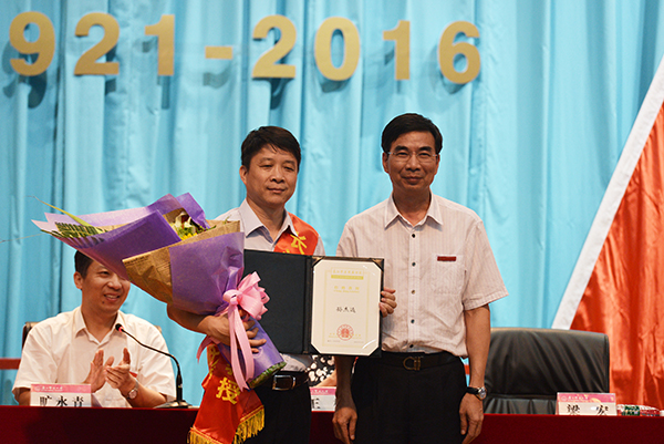 梁宏校长为教育部长江学者特聘教授孙杰远教授颁奖