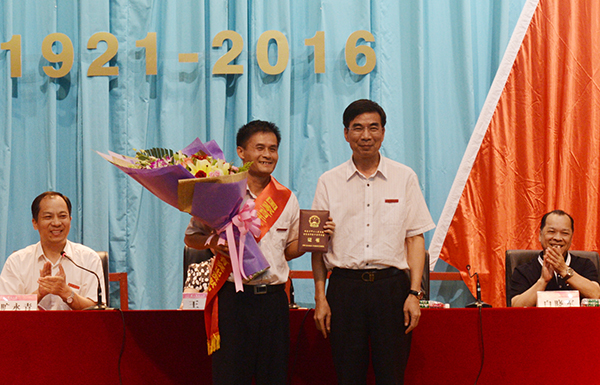 梁宏校长为获得“国家百千万人才工程”人选的陈振锋教授颁奖