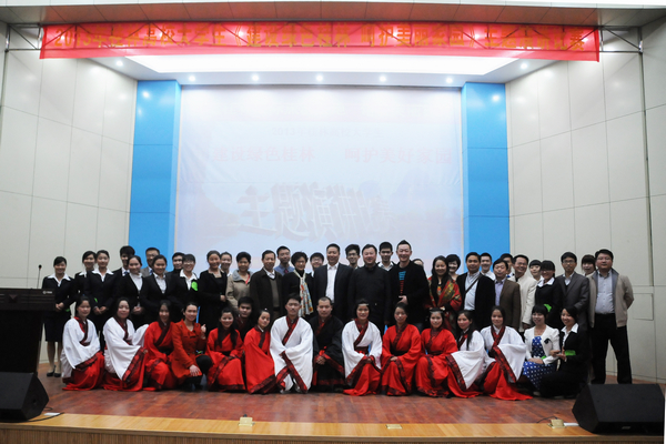 参赛选手与领导和评委们合影留念