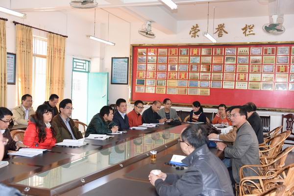 专家组在来宾八中评课现场