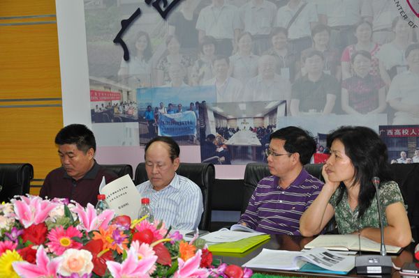 领导认真听取学科专家汇报