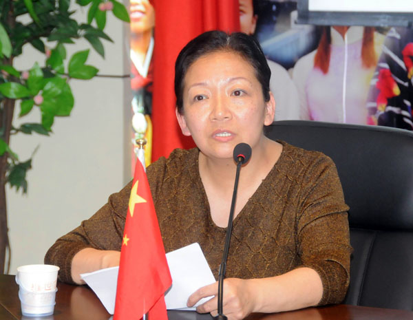 校党委书记王枬教授在典礼上讲话。