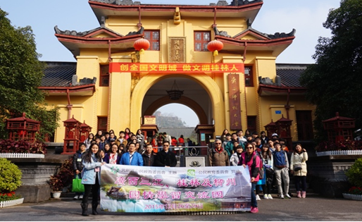 我校国际交流协会志愿者与交流团合影留念