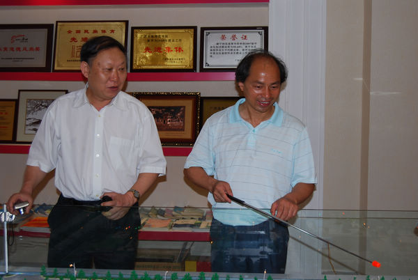 我校校友，广西民族师范学院院长易忠教授在介绍学院发展规划