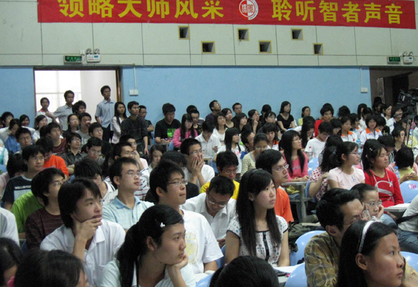 同学们在认真聆听讲座。