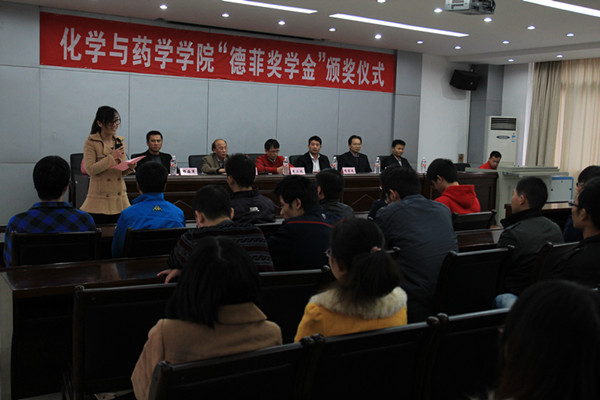 王雨晨同学代表受助学生发言