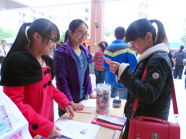 政治与行政学院“如何识别假币”活动现场