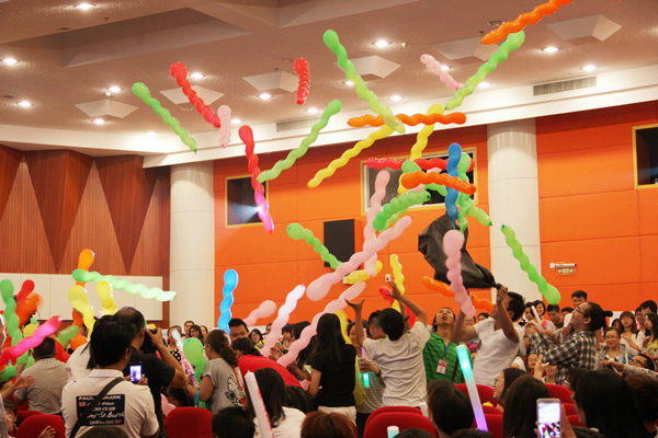 工作人员分发气球活跃全场